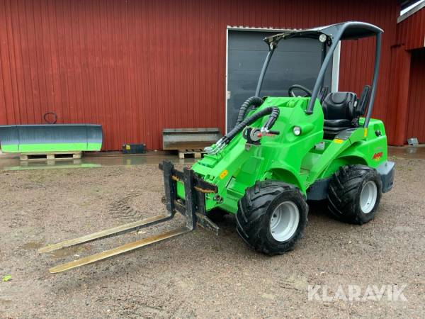Kompaktlastare Avant 630 med flera redskap / 327h