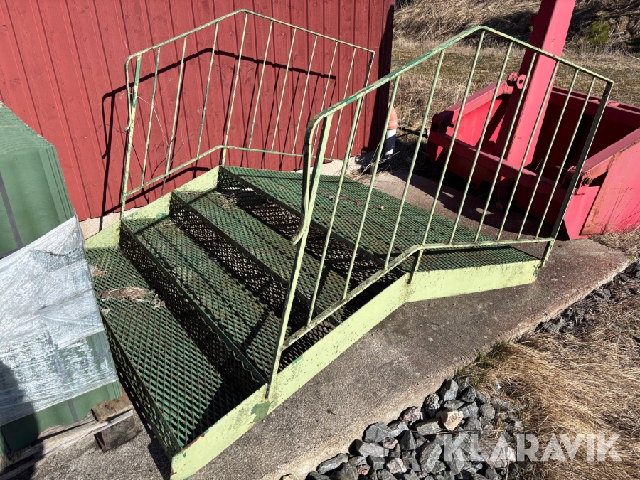 Metalltrappa med räcke