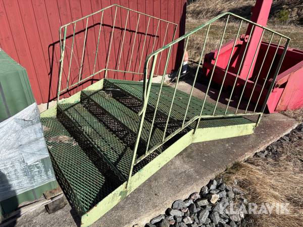 Metalltrappa med räcke