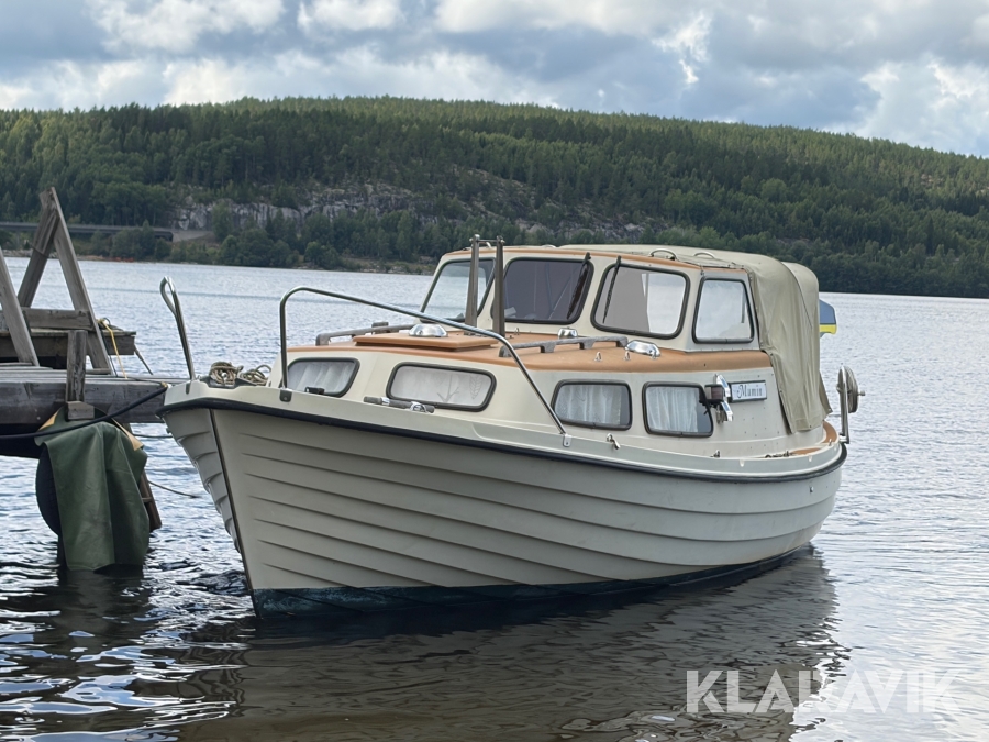 Motorseglare Monark 690 med båtvagn