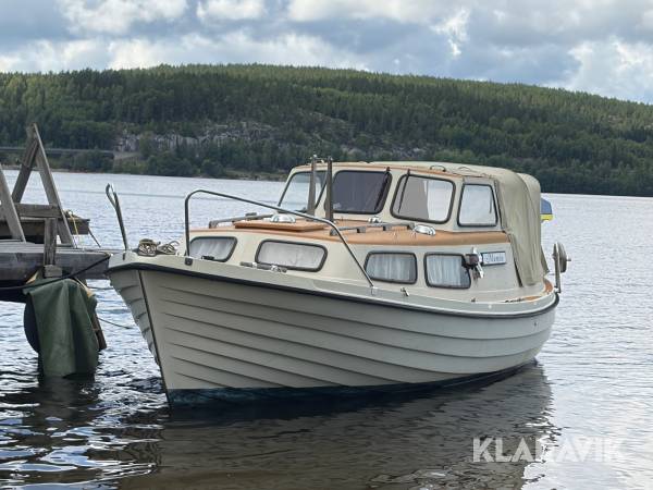 Motorseglare Monark 690 med båtvagn