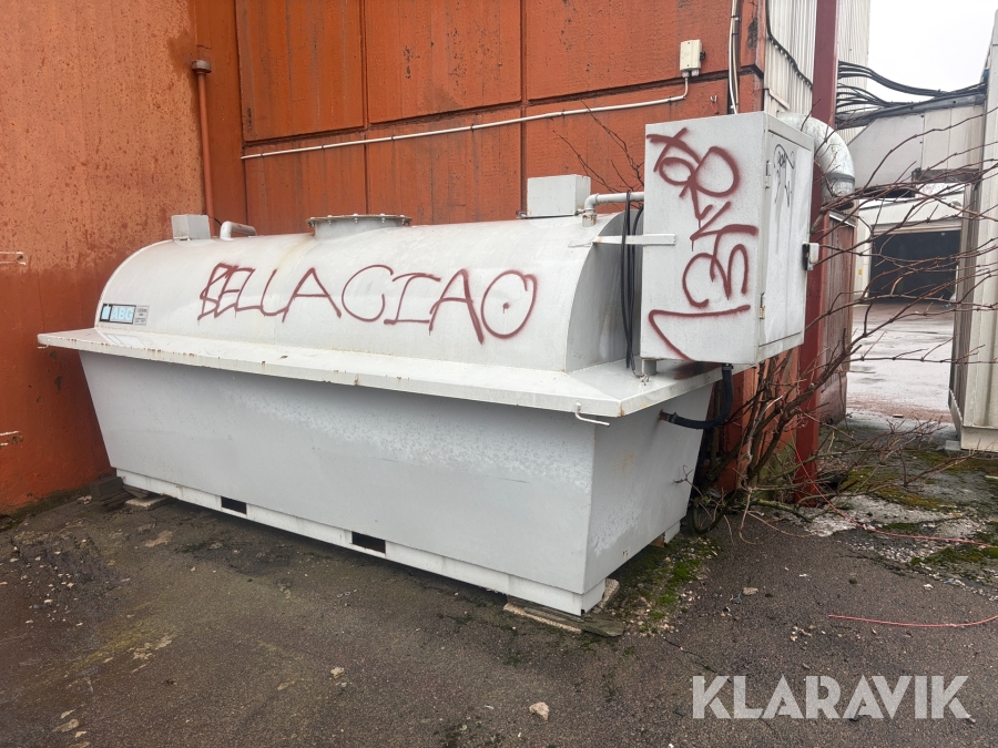 Farmartank i miljölåda med krage. ABG 3000 Liter med pump KSK 70 SM