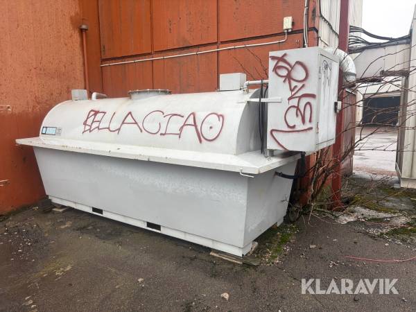 Farmartank i miljölåda med krage. ABG 3000 Liter med pump KSK 70 SM