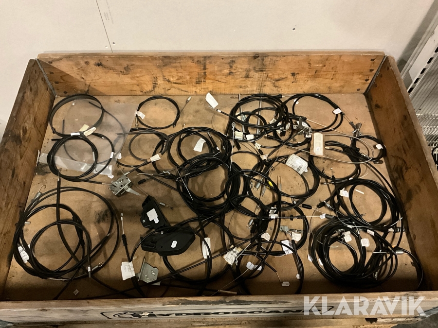 Parti med gas och stoppvajer till grönytemaskiner