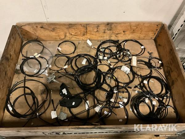 Parti med gas och stoppvajer till grönytemaskiner