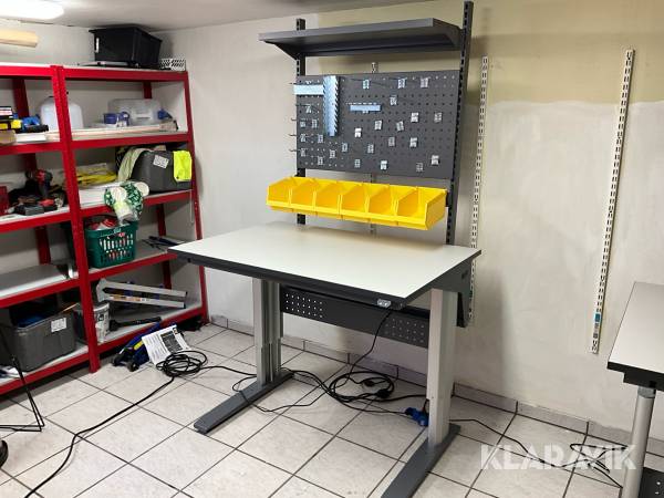 Arbetsbänk WFI höj- och sänkbar, med verktygstavla, 375 kg