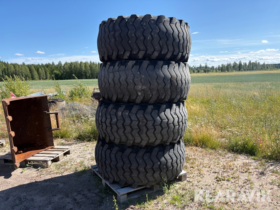 Entreprenaddäck Nokian 580/65B30 på fälg 12-bultat