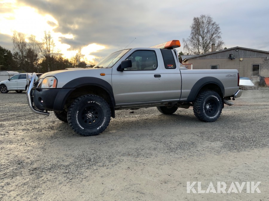 A-Traktor Nissan King Cab 4WD Förhöjd med 31 tums däck