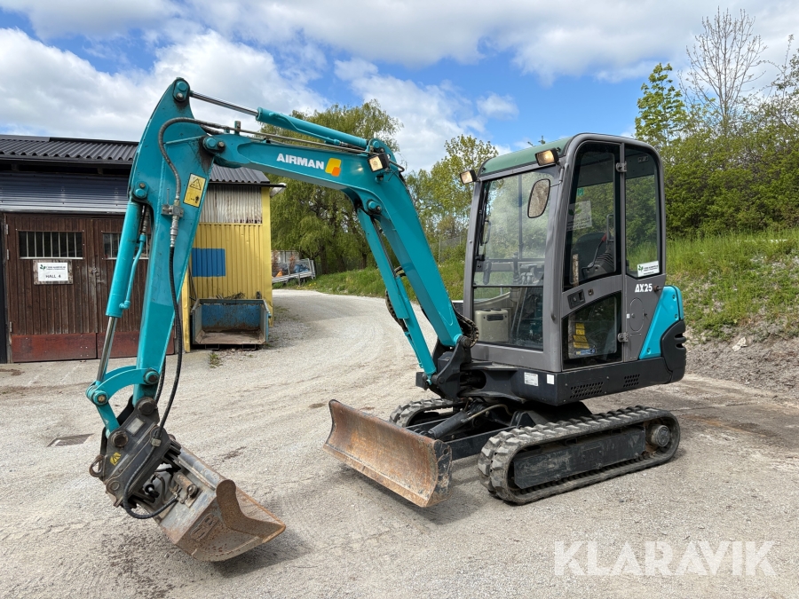 Grävmaskin Airman AX25 med släp och redskap