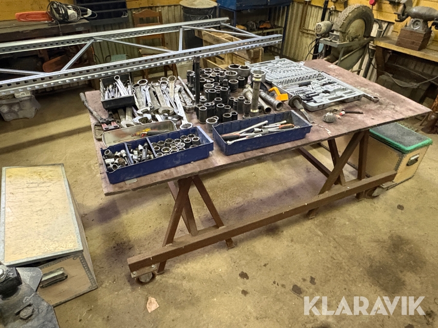Parti med verktygslådor, hylssatser och verktyg