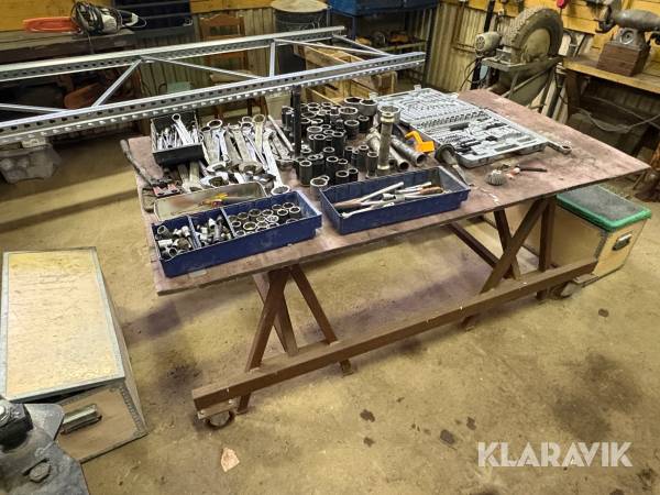 Parti med verktygslådor, hylssatser och verktyg