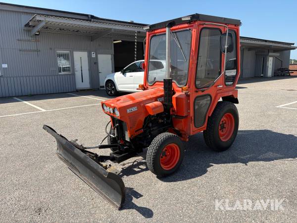 Traktor Kubota B7100 med plogblad