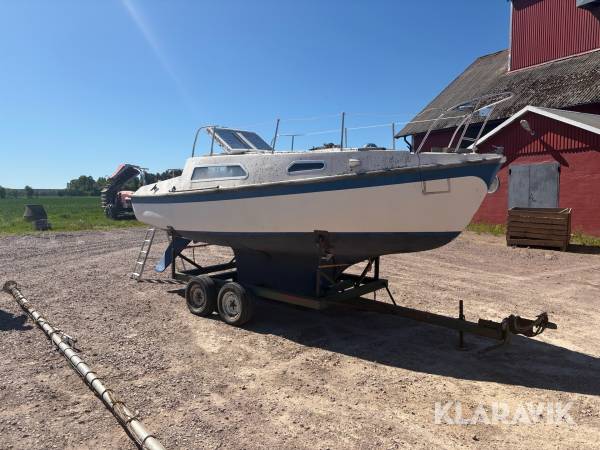 Segelbåt 6.7m med kärra