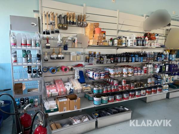 Stort parti med färg, medel och tillbehör/redskap från ett marint butikslager
