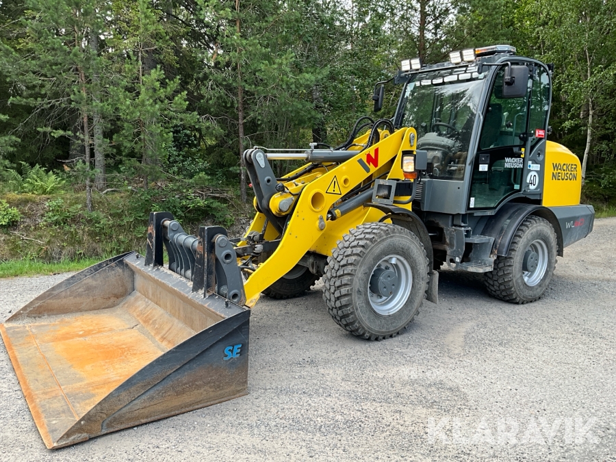Hjullastare Wacker Neuson WL60 med vikplog och andra redskap