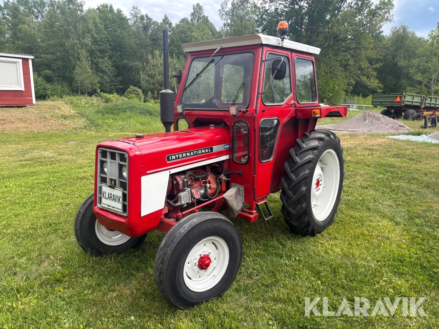 Traktor International 444 med slåtterbalk & snökedjor