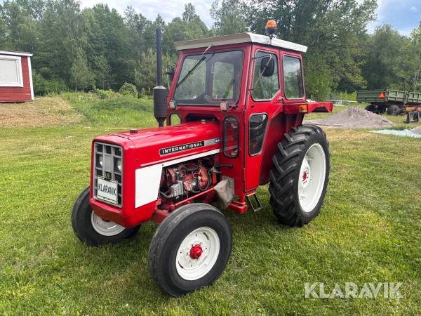 Traktor International 444 med slåtterbalk & snökedjor