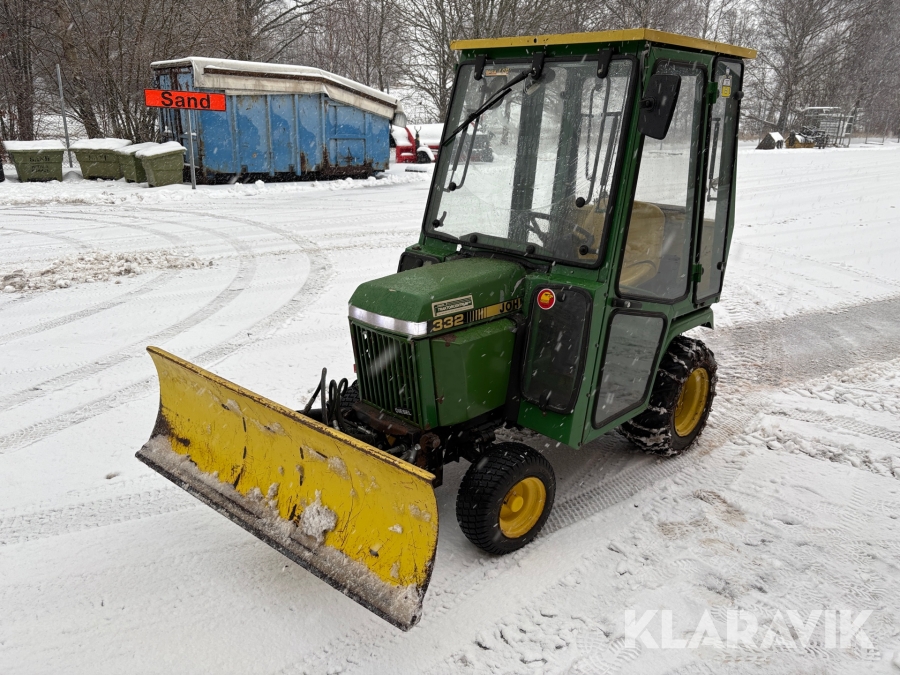 Traktor John Deere 332