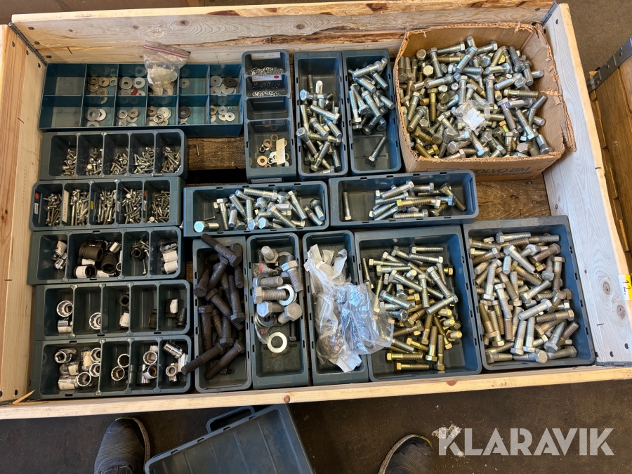 Diverse skruv, bultar och brickor