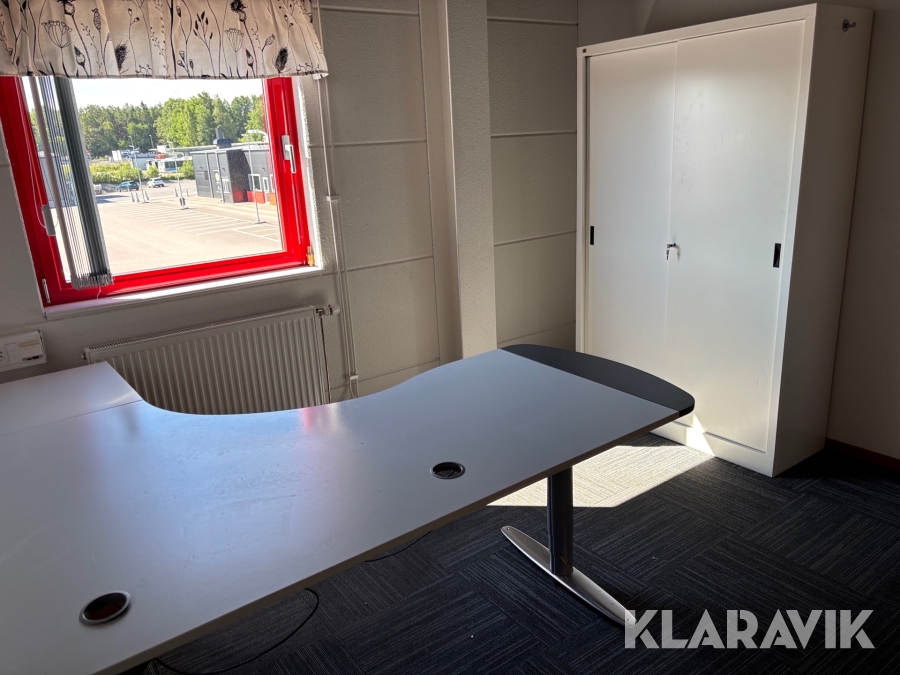 Höj och sänkbart skrivbord hurts och låsbart skåp
