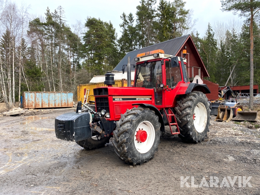 Traktor International 1455 AXL med sandspridare och plog