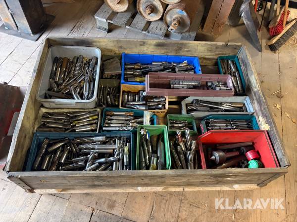 Parti med diverse frästillbehör