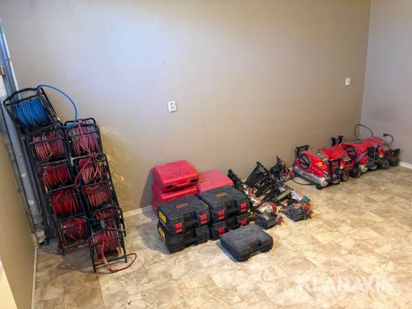 Stort parti med spikpistoler, slang och kompressorer MAX/Senco