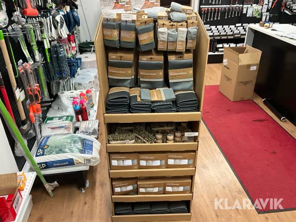 Parti med städutrustning i ställ