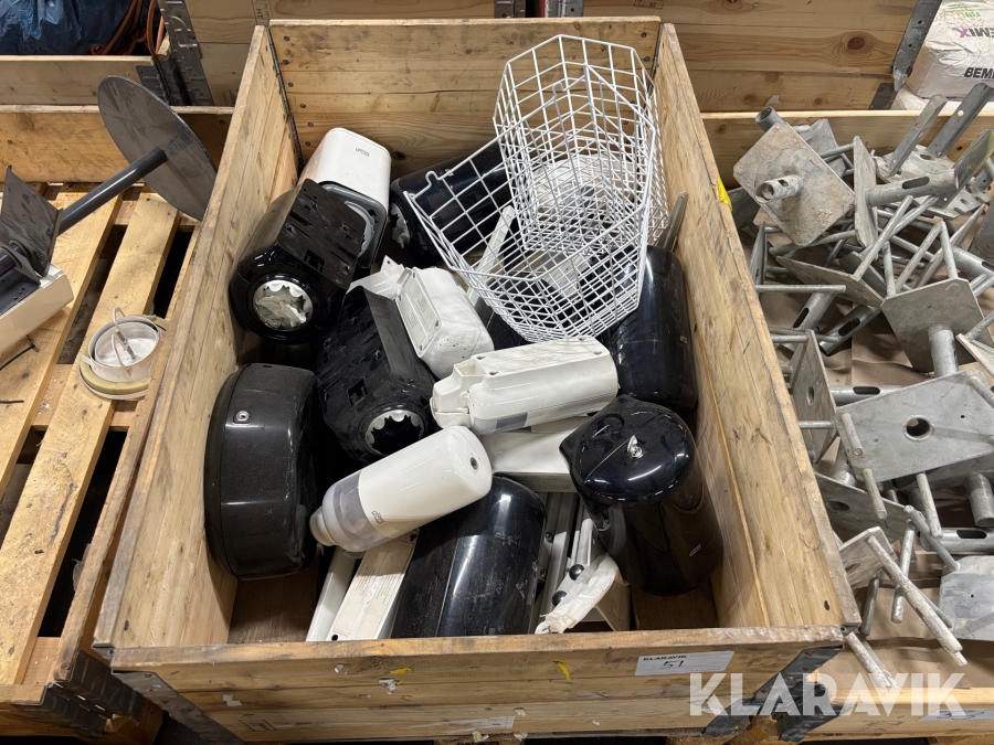 Tvålpumpar, pappershållare, sophållare