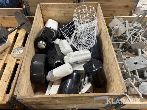 Tvålpumpar, pappershållare, sophållare