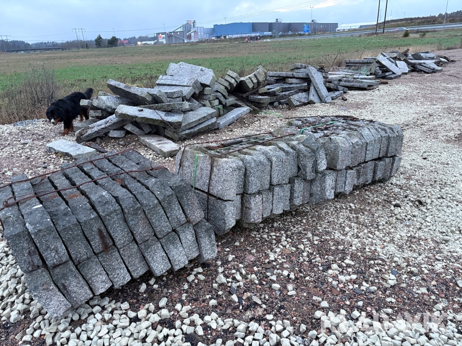 Stort parti med granitsten