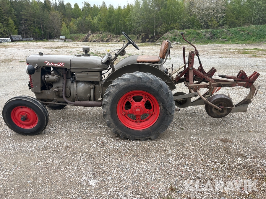 Veterantraktor Zetor T25 med 2-skärig plog
