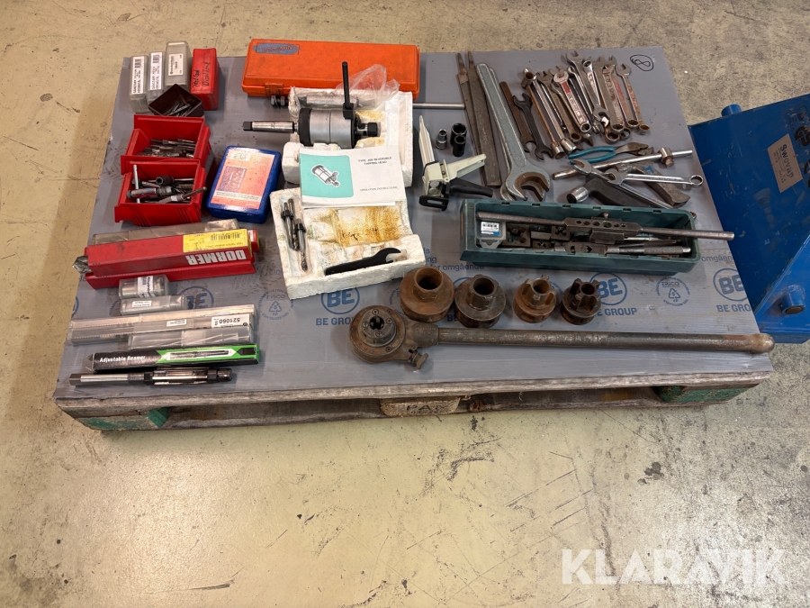 Pall med diverse verktyg
