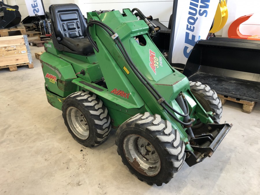 Kompaktlastare AVANT 320