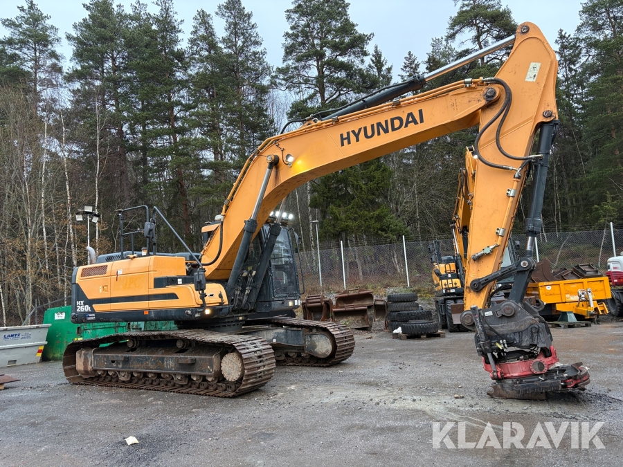 Grävmaskin Hyundai HX 260L med GPS och flera redskap