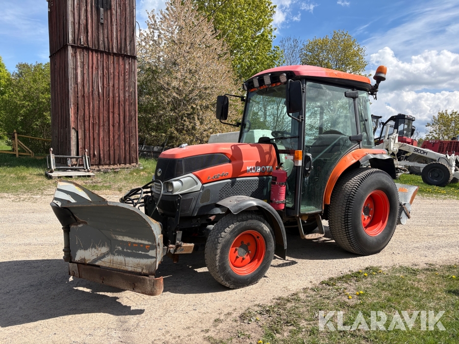 Redskapsbärare Kubota L7 L4240 med vikplog och sandspridare