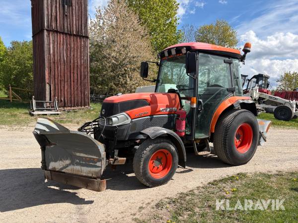 Redskapsbärare Kubota L7 L4240 med vikplog och sandspridare