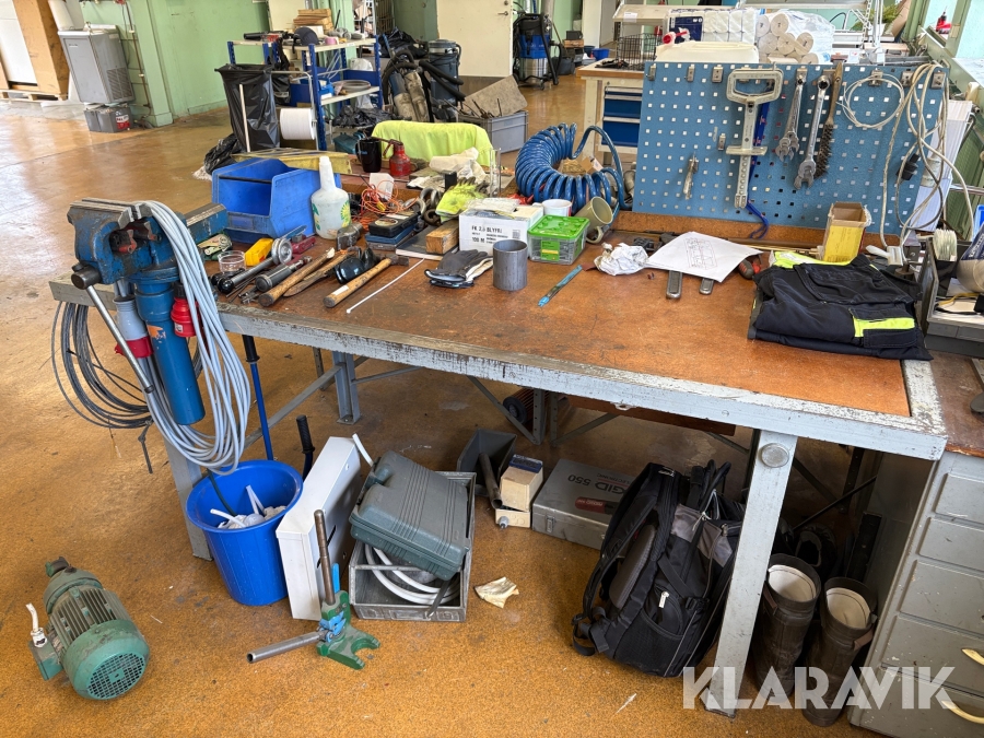 Arbetsbänk med skruvstäd