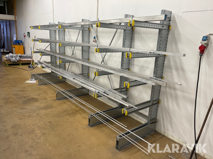 Klaravik Auktioner | Grenställ inkl aluminiumstänger Kasten