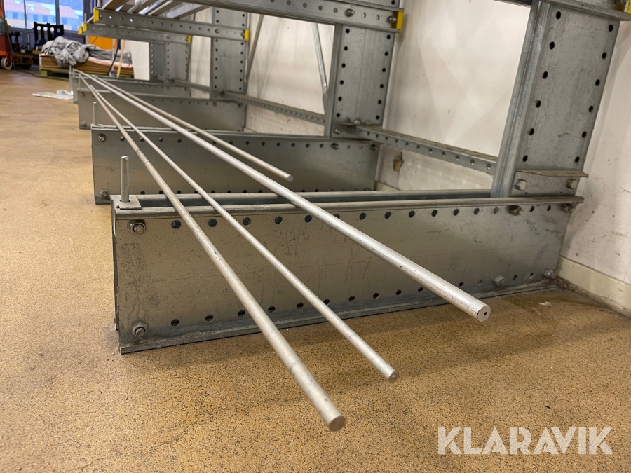 Klaravik Auktioner | Grenställ inkl aluminiumstänger Kasten