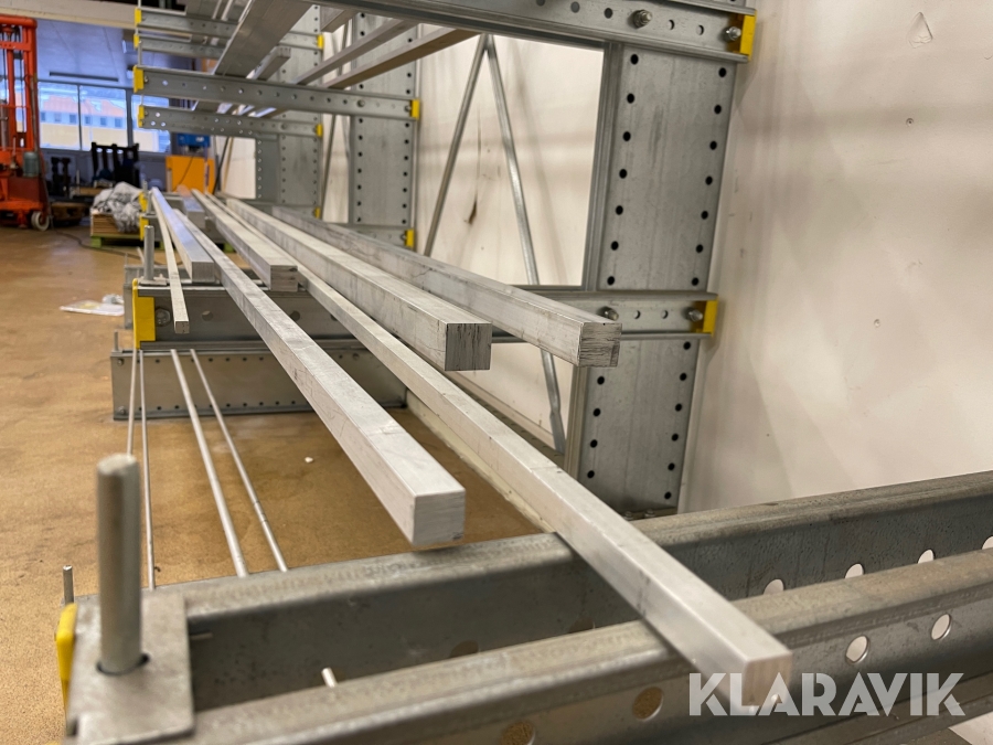 Klaravik Auktioner | Grenställ inkl aluminiumstänger Kasten