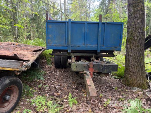 Lastbilsbakdel med flak Scania
