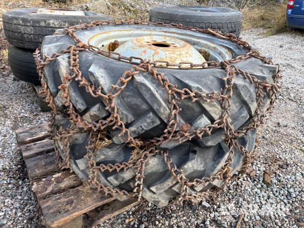 Traktordäck med fälg & kedjor, 2st 12.4/11-28 2 st