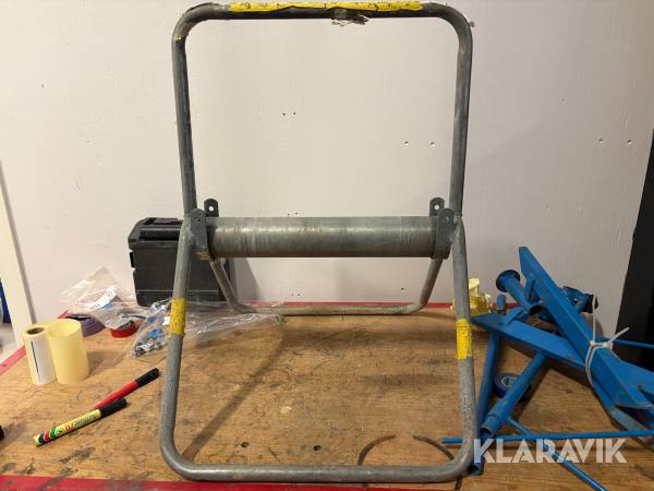 Ställning / hållare för kabel eller papper