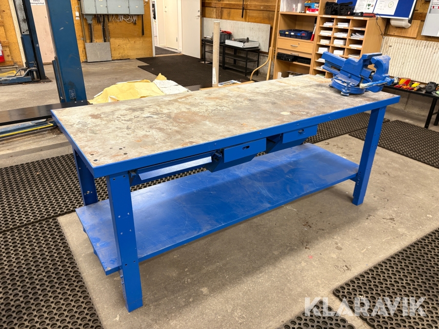 Arbetsbänk med skruvstäd