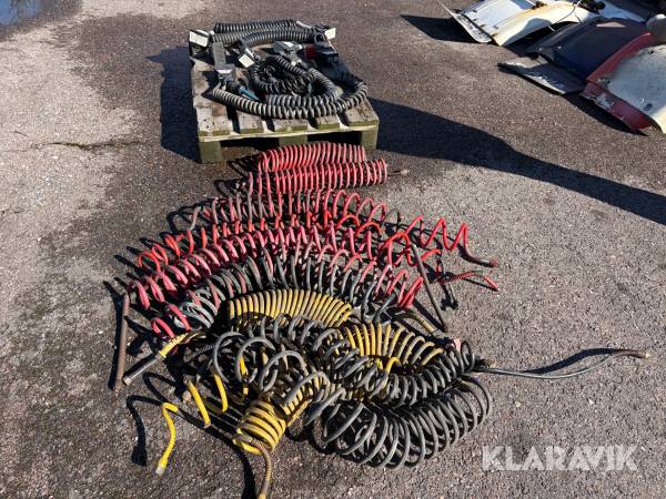 Parti med elkablar & luftslangar