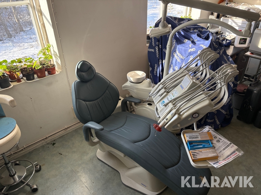 Dentalunit / tandläkarutrustning Gnatus Cadeira Sycrus GLX 127/220V komplett med instrument, sugslangar, fontän mm.