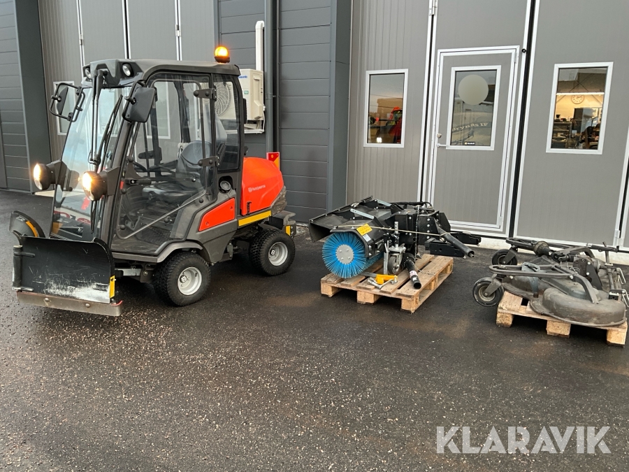 Åkgräsklippare Husqvarna P520D med vikplog och sopvals