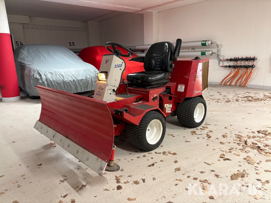 Redskapsbärare Ventrac LE 3200 med hytt, plog, klippaggregat och sopvals