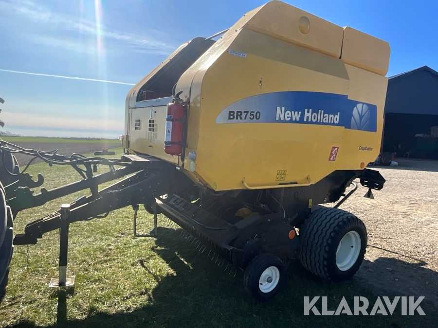 Rundbalspress New Holland BR750
